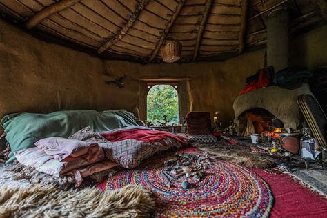 Moon to Moon: natural home Woods Living, Earthen Home, Earthship Home, Mud House, Living Roofs, Hippie Homes, Cob House, Earth Homes, Bohemian Lifestyle