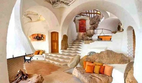 Construcción de casas con superadobe. #superadobe #bioconstrucción #construcción_natural Cob Fireplace, Mud House Interior, Modern Cob House, Mud Homes, Cob House Interior, وابي سابي, Earth Ship, Casa Hobbit, Earthship Home