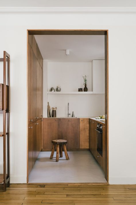 Armani Casa, Square Kitchen, Small Apartment Interior, Cool Couches, Ad Magazine, Casa Vintage, Tiny Apartment, Apartment Kitchen, Tiny Kitchen