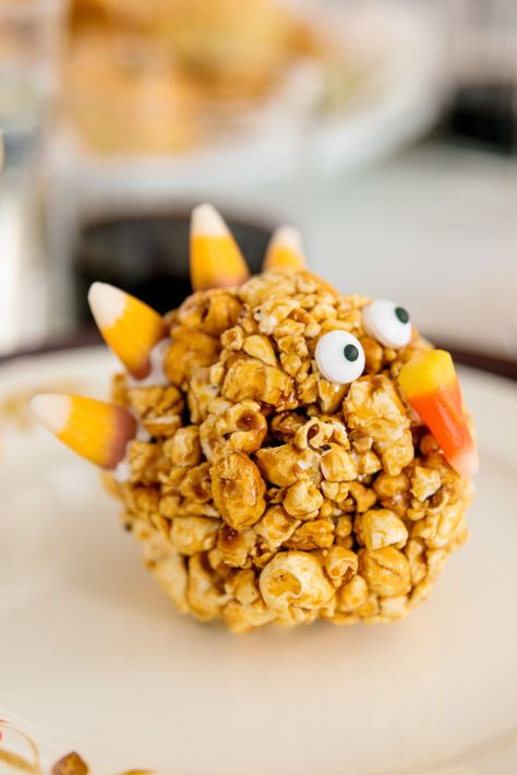 It's time to dress up Thanksgiving and get a little crafty at the same time! These Turkey-Shaped Popcorn Balls are a delicious treat that can be used as an appetizer, name card or dessert! | wyseguide.com #thatssowyse #Thanksgiving #popcorn Carmel Popcorn Balls, Molasses Butter, Popcorn Turkey, Caramel Popcorn Balls, Popcorn Balls Recipe, Wyse Guide, Gluten Free Candy, Popcorn Treats, Popcorn Balls