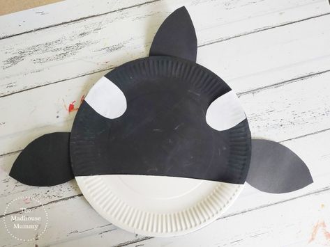 Paper plate orca whale - This crafty family - Crafts for kids Orca Craft Preschool, Whale Crafts For Preschool, Paper Plate Whale Craft, Orca Craft, Pnw Animals, Paper Plate Jellyfish, Whale Artwork, Orca Art, Antarctic Animals