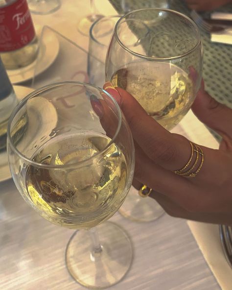 ᴘᴏʟɪ on Instagram: “🥂 #dunklow #productivity #aestheticedits #instagramfeed #feed #itblogger #prettywoman #prettylittlething #fashionblogger #pinterest…” Hand Holding Wine Glass Aesthetic, Holding Wine Glass Aesthetic, Wine Influencer, French Tips Acrylics, Wine Glass Aesthetic, Green French Tips, Filler Pictures, Baddie Hair, Glass Aesthetic