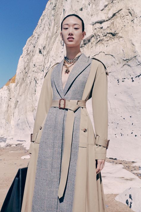 Коллекция Alexander McQueen Resort 2021 - Vogue Alexander Mcqueen Resort, Humphrey Bogart, Elegante Casual, Vogue Russia, Fashion Show Collection, Mode Inspiration, Audrey Hepburn, Coat Fashion, The Professional