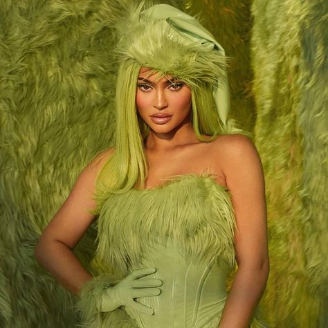 Kylie Cosmetics en Instagram: “Less than 1 hour to go until our limited edition Kylie X Grinch collection launches 😍🎄✨ 3pm pst on KylieCosmetics.com #KylieXGrinch” Kylie Cosmetics Collection, Kylie Jenner Makeup Collection, Lace Front Wigs Bob, Water Wave Bob, Classical Christmas, Bob Lace Wig, Christmas Editorial, Halloween Costumes For Sale, Stile Kylie Jenner