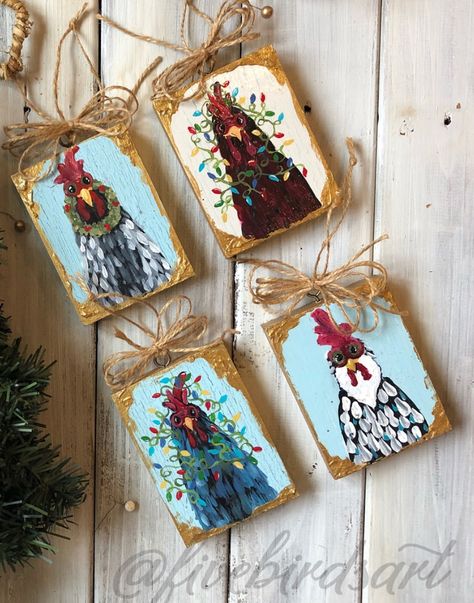 Christmas Rooster Painting, Christmas Chicken Decoration, Diy Chicken Decorations, Painted Chicken Ornaments, Country Christmas Paintings, Christmas Chicken Painting, Diy Chicken Ornaments, Chicken Ornaments Diy, Christmas Chicken Art