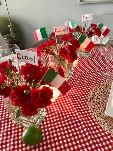 Italian Themed Centerpieces Ideas, International Dinner Decorations, Italian Themed Balloon Arch, A Night In Italy Theme Party, Italian Festival Party, Italian Wine Party, Rome Birthday Theme, Italian Festival Decorations, Italy Party Decor