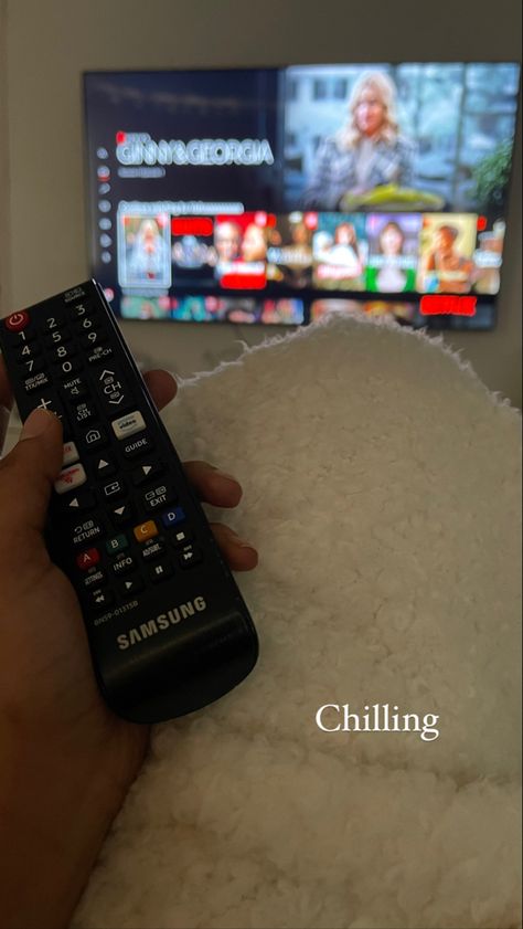 Netflix On Tv, Weekend Mood, Video Call With Boyfriend Screen Photo, Screen Photo, Basket Vintage, Romanticizing Life, Watching Movies, Netflix And Chill, Girls Watches