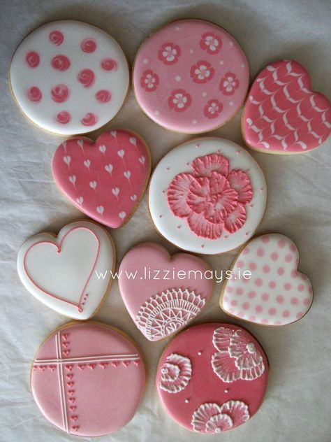 Mothers Day Cake Ideas Simple, بيتي فور, Mothers Day Cake Ideas, Valentine Cookies Decorated, Valentines Day Sugar Cookies, Resipi Kek, Valentine Sugar Cookies, Royal Iced Cookies, Simple Sugar