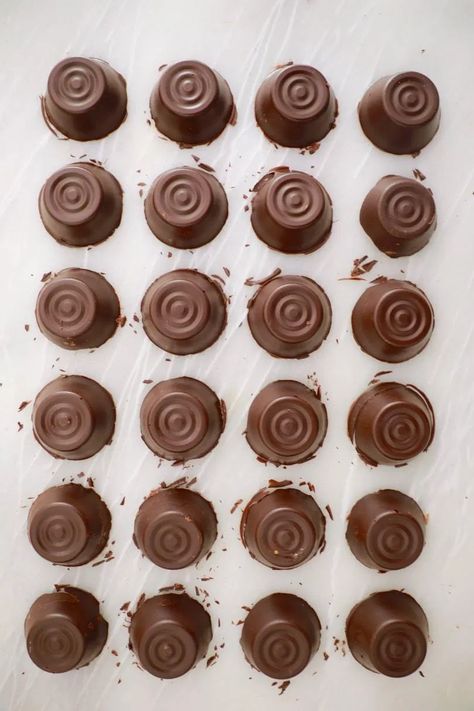 Filled Candy Mold Recipes, Caramel Filling For Chocolates, Homemade Chocolates In Molds, Caramel Filled Chocolates, Candy Molds Recipes, Chocolate Molds Recipe, Chocolates Recipe, Chocolate Bonbons Recipe, Filled Chocolates