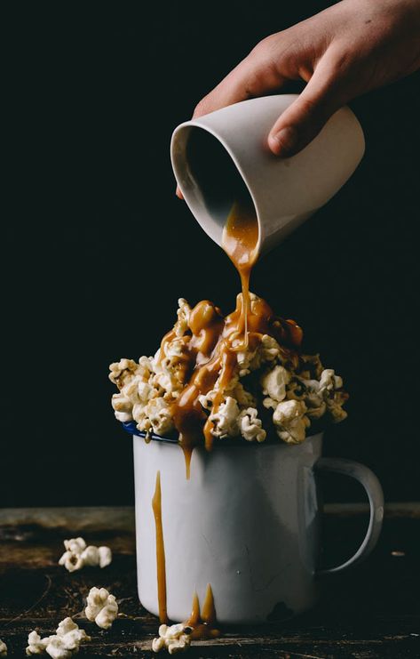 Popcorn Dessert Recipes, Popcorn Dessert, Popcorn Recipes Caramel, Plats Healthy, Popcorn Snacks, Dessert Photography, Paleo Treats, Gourmet Popcorn, Popcorn Recipes