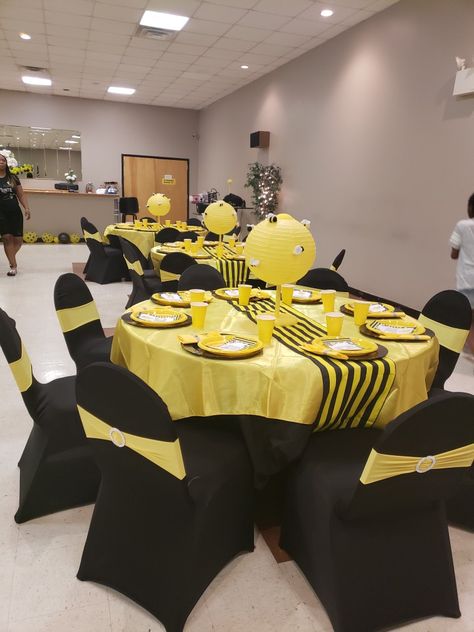 Bee Theme Party Table Decor, Bee Themed Table Decor, Bee Birthday Party Table Decor, Bee Themed Centerpieces, Bee Birthday Table Decor, Bee Centerpiece Ideas, Bumble Bee Baby Shower Ideas, Bee Furniture, Bee Baby Shower Centerpieces