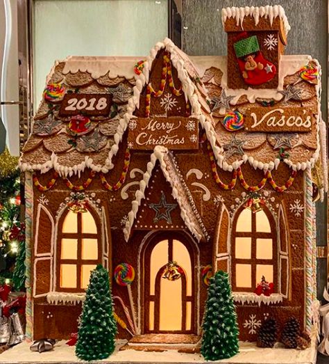 Gingerbread House Traditional, Gingerbread House Classic, Beautiful Gingerbread Houses, Ginger Bread House Aesthetic, Gingerbeard House, Amazing Gingerbread Houses, Fancy Gingerbread Houses, Gingerbread House Castle, Aesthetic Gingerbread House