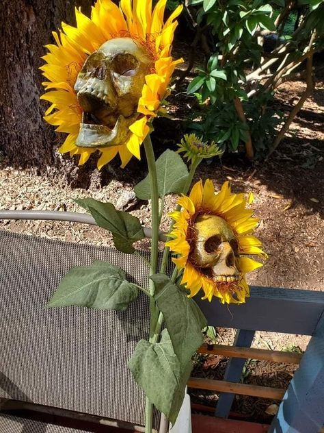 Skull Sunflowers (Tutorial) - Crafty Morning Creepy Garden, Scream Halloween, Halloween Flowers, Theme Halloween, Arte Sketchbook, Flower Skull, Halloween 2024, Halloween Stuff, Halloween 2020