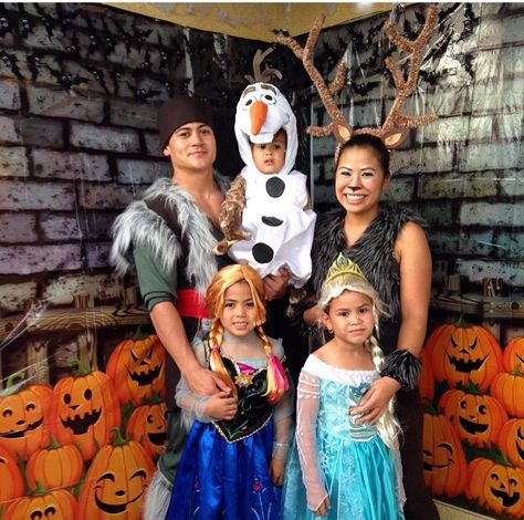 Frozen family ! #halloween #family costumes #frozen Frozen Themed Halloween Costumes, Frozen Group Costumes, Family Frozen Halloween Costumes, Frozen Costumes Family, Family Of 5 Halloween Costumes Disney, Frozen Family Halloween Costumes, Frozen Halloween Costumes Family, Family Of 5 Costumes, Frozen Family Costumes