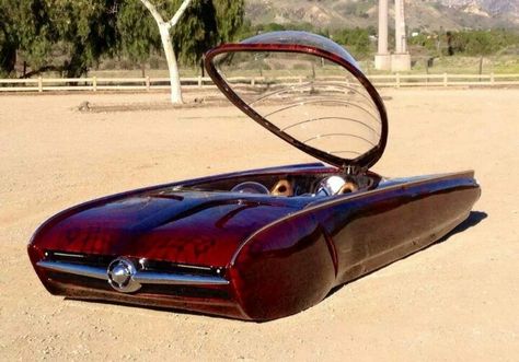 Originally belonged to George Jetson, then his son Elroy who lowered it and… Steampunk Vehicle, Vintage Auto's, Strange Cars, Weird Cars, Futuristic Cars, Concept Car, Unique Cars, Future Car, Retro Futurism