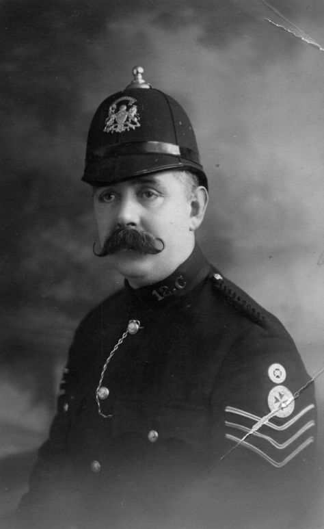 Manchester City Police Sergeant C12 Scotland Yard Police, 1920s Police, Victorian Police, 39 Steps, Uk Police, British Police, Fallout Concept Art, Police Hat, Century Uniforms