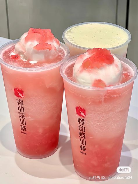 xiaohongshu peach ice cream fruit tea Ice Cream Fruit, Big Snacks, Aesthetic Drink, Food Deserts, Red Drinks, Peach Ice Cream, Colorful Drinks, Bubble Milk Tea, Asian Nails