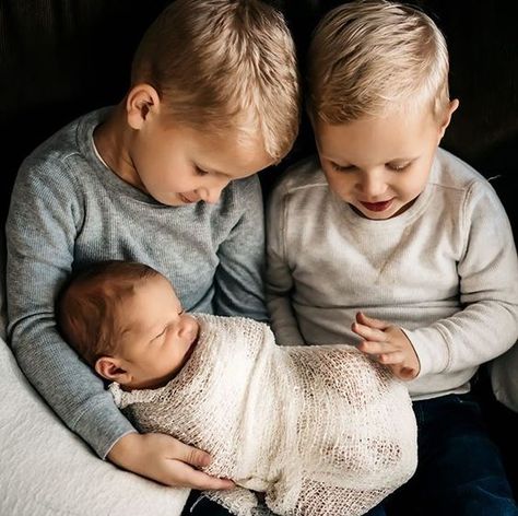 Newborn Sibling Pictures, Sister Pics, Sibling Photoshoot, Sibling Photography Newborn, Photography Siblings, Mafia Princess, Brother Pictures, New Baby Pictures, Newborn Family Pictures