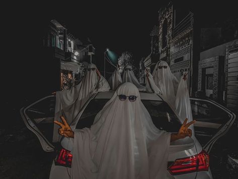 White Sheet Ghost Photoshoot, Group Chat Profile Pictures Aesthetic, Ghosting People, Ghost Trend, Photography Name Logo, Best Frind, Ghost People, Fall Ghost, Ghost Funny