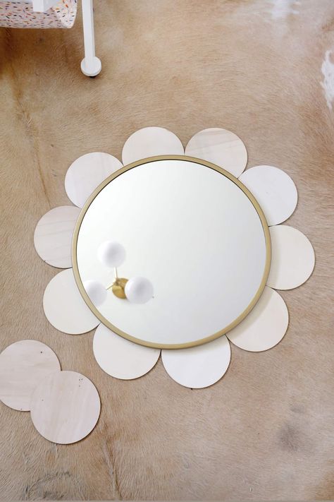 Round Mirror Diy, Boujee Apartment Living Room, Porch Flower Pots, Flower Mirror Diy, Fun Mirrors, Diy Floral Mirror, Iphone Wallpaper Spring, Spring Porch Ideas, Pot Of Gold Craft