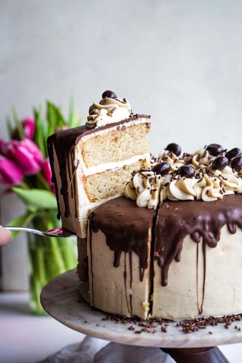 Coffee Mascarpone Frosting, Mascarpone Frosting Cake, Two Layer Cake Designs, Gourmet Cake Recipes, Mascarpone Icing Recipe, Mascarpone Icing, Chocolate Easter Cake, Cake With Mascarpone, Mascarpone Cake