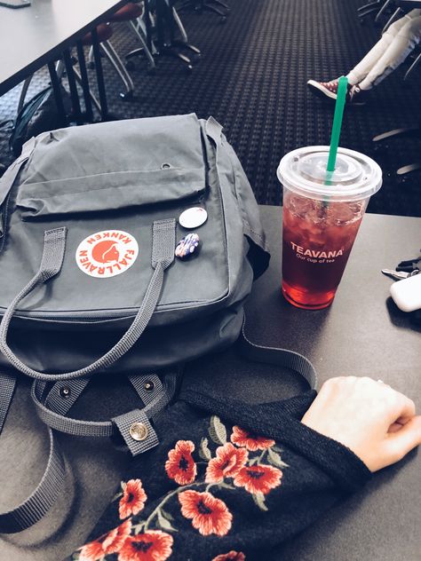 Fjallraven Kanken Spring Outfit embroidered flowers red blue navy Back To School Stationery, Chanel No5, Pretty Tote Bags, Flowers Red, Aesthetic Photos, School Stationery, Fjallraven Kanken, Fjallraven Kanken Backpack, Aesthetic Photo