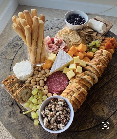 Charcuterie Board Meats, Fest Mad, Gluten Free Crackers, Decorações Com Comidas, Party Food Buffet, Charcuterie Inspiration, Party Food Platters, Charcuterie And Cheese Board, Charcuterie Recipes