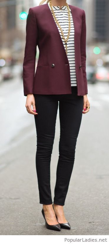 Burgundy Blazer, Stripes, Skinnies & Gold accents. Black Pants Work Outfit, Casual Chic Winter, Work Appropriate Outfits, Maroon Blazer, How To Wear Blazers, Look Legging, Business Professional Outfits, Casual Work Outfits Women, Burgundy Blazer