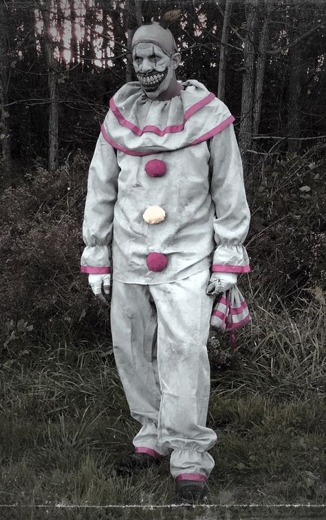 Twisty is my all time favorite character and proved to be everyone’s favorite also. Twist The Clown American Horror Story, Twist The Clown Ahs, Twist The Clown, Ahs Clown, Ahs Costume, American Horror Story Clown, Twisty Clown, American Horror Story Costumes, Scary Clown Costume