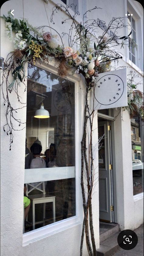 Branch Display Ideas, Store Front Decorating Ideas, Window Displays Retail Store Fronts Spring, Spring Window Decor, Christmas Store Decoration, Bakery Exterior Design, Storefront Design Boutique, Spring Window Display Ideas Store Fronts, Aran Bakery