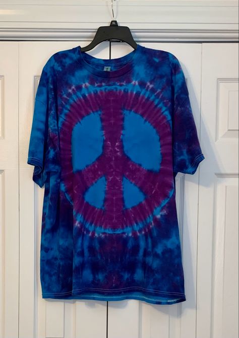 Peace Sign Tie Dye, Tie Dye Peace Sign, 90s Hippie, Tie Dye Tapestry, Retro Fashion Outfits, T Shirt World, Peace Signs, 70s Boho, Tie Dye Shorts