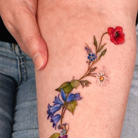 songeun shin on Instagram: "multicolored flower vines . . . #latattoo#tattoo#wristtattoo#sleevetattoo#matchingtattoos#losangelestattoo#friendshiptattoo#latattooartist#flowertattoos#tattoo#colorful#flowertattoo#watercolortattoo#californiatattoo#girltattoo#botanicaltattoo#colortattoo#tattooideas#girlstattoo#realismtattoo#tattoodesign#꽃타투" Tattoo Colorful, Ivy Tattoo, Flower Vines, La Tattoo, Tattoo Shoulder, Flower Tattoo Shoulder, Minimalist Tattoos, Flowering Vines, Minimalist Tattoo