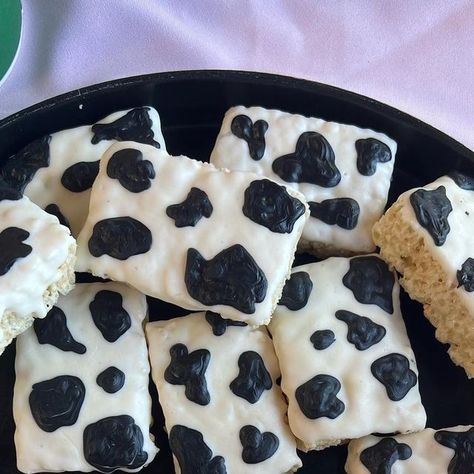 PARTY DECOR & MORE | GRAPHIC DESIGN | BAY AREA on Instagram: "Cow Themed Rice Krispy Treats & Chocolate Dipped Oreos 🐄🖤 Treats: @justjennmarie_ x @xangelbabyy #jennmariedesign #chocolatedippedoreos #chocolatedippedricekrispies #chocolatedippedricekrispytreats #chocolatedipped #chocolatedippedtreats #chocolatedippeddesserts #eventplanner #eventstyling #eventstylist #sfbayarea #bayareaevents #bayareavendors #bayareaeventplanner #babyshower #babyshowercakepops #babyshowertreats #babyshowergirl # Cow Rice Crispy Treats, Cow Print Rice Crispy Treats, Cow Print Rice Krispies, Cow Rice Krispie Treats, Cow Print Food Ideas, Cow Print Desserts, Gourmet Candy Apples, Barbie Cowgirl, Chocolate Cow