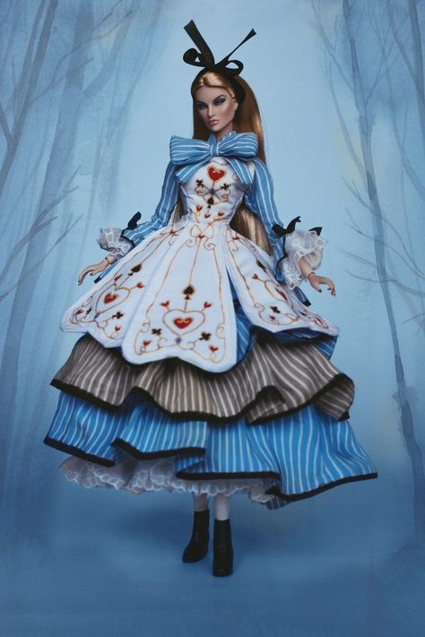 Alice In Wonderland Inspired Outfits, Cosplay Alice In Wonderland, Minecraft Outfits, Halloween Alice In Wonderland, Alice In Wonderland Outfit, Traditional Goth, Alice Costume, Alice Cosplay, Alice In Wonderland Dress