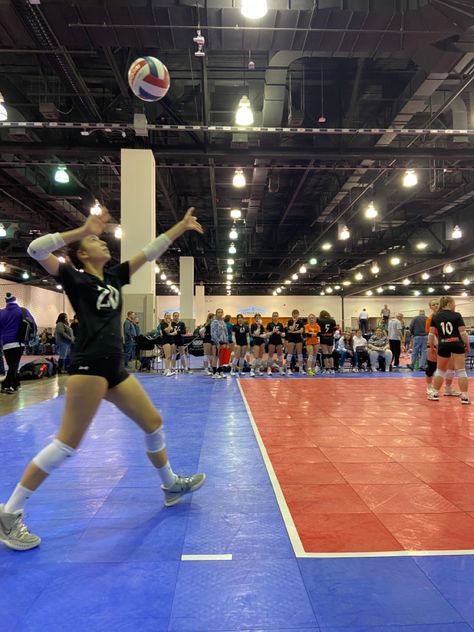 D1 Volleyball, Volleyball Aesthetic, Indoor Volleyball, Volleyball Photos, Ball Aesthetic, Volleyball Inspiration, Volleyball Tips, Volleyball Training, Play Volleyball