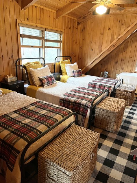 Ski Lodge Bedroom Ideas, Lodge Bedroom Ideas, Ski Lodge Bedroom, Ocean Cabin, Cabin Bunk Room, Ski Lodge Interior, Ski Houses, Small Lake Houses, Lodge Bedroom