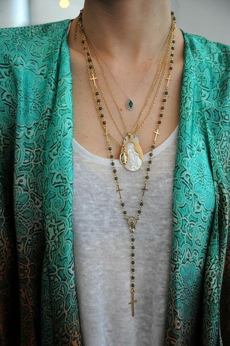 Layered necklaces and a green blazer Mode Boho, Long Necklaces, 2017 Fashion Trends, Jewel Box, Cute Fashion, Rosary, Layered Necklaces, Long Necklace, Jewelry Inspiration