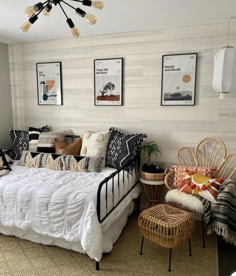 Guestroom With Daybed Spare Room, Boho Daybed Ideas, Small Rooms With Daybeds Ideas, Spare Room Hangout, Guest Bedroom Ideas Daybed Trundle Beds, Daybed Farmhouse Room Ideas, Studio Apartment Daybed Ideas, Vintage Daybed Room Ideas, Daybed Room Ideas Boho