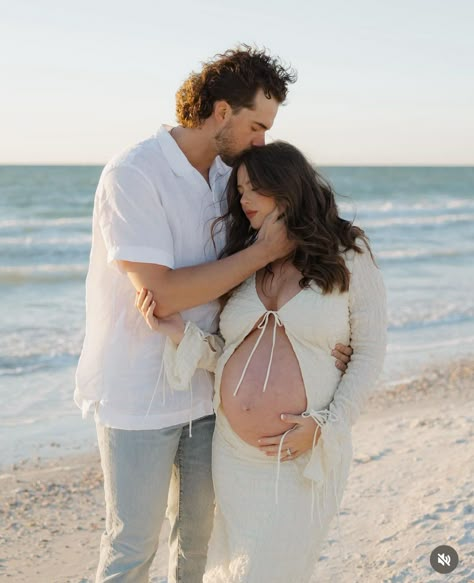 Pregnancy Family Photoshoot, Pregnancy Beach Photoshoot, Pregnancy Photos Beach, Maternity Shoot Beach, Pregnant Photoshoot, Maternity Photography Beach, Prego Outfits, Pregnancy Photos Couples, Maternity Photography Poses Couple