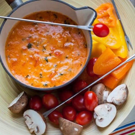 Tomato Basil Fondue Vegan Fondue, Broth Fondue Recipes, Fondue Dinner, Fondue Night, Fondue Recipes Cheese, Fondue Recipe, Fondue Party, Fondue Recipes, Tomato Basil