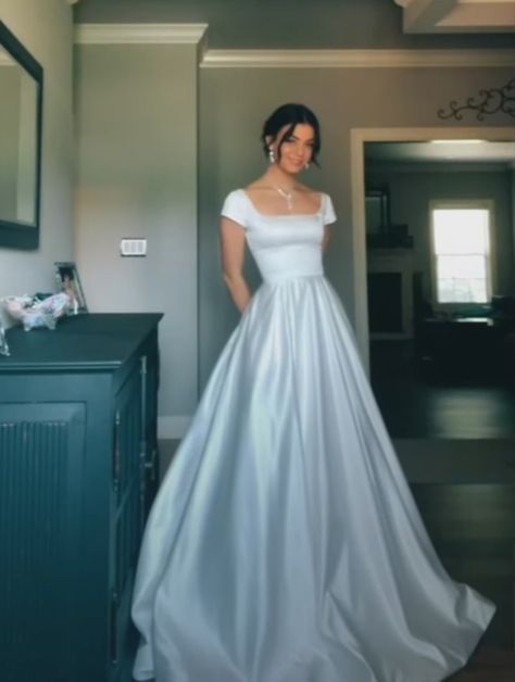 Plain Ball Gown, Minimalist Quinceanera Dress, Princess Dresses Simple, Simple Debutant Dress, Debutant Ball Gown, Princess Satin Dress, Aesthetic Wedding Dress Simple, Simple 15 Dresses, Debutante Dresses Vintage