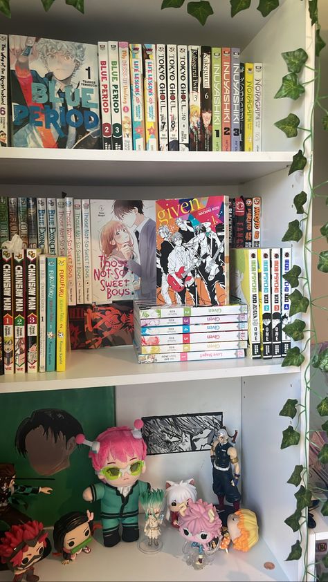 Bookshelves Manga, Small Manga Shelf, Manga Organization Ideas, Manga Bookshelf Ideas, Manga Shelf Aesthetic, Manga Organization, Manga Display, Anime Room Aesthetic, Manga Bookshelf