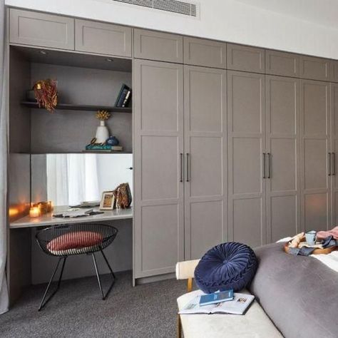 Here's a built-in closet with vanity table Freedom Wardrobes, Built In Dressing Table, Dc House, Fitted Wardrobes Bedroom, Flat Inspiration, Bedroom Built In Wardrobe, Oak Interior, Bedroom Colour, Kids Closet