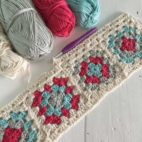 Crochet Motif Patterns Free Granny Squares, Yarn Brand, Crochet Table Runner Pattern, Popular Crochet, Salad Spinner, Crochet Table, Jersey Tops, Crochet And Knitting, Crochet Quilt