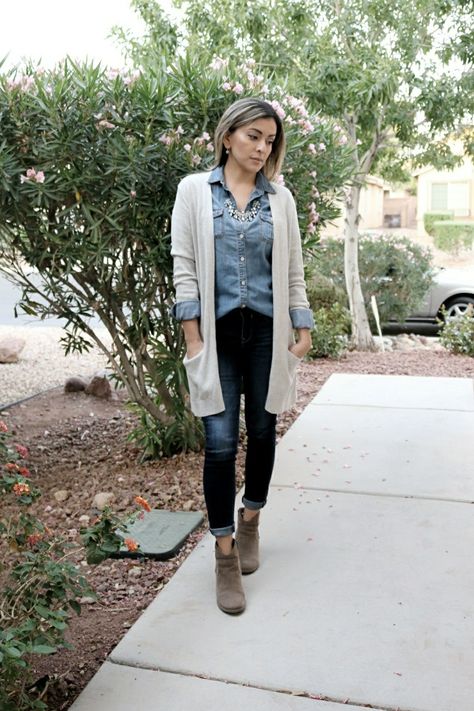 Denim on denim outfit, chambray shirt outfit, cardigan outfit, fall outfits, layering outfits Chambray Shirt Outfit, Denim Shirt Outfit Women, Cardigan Outfit Fall, Jean Shirt Outfits, Chambray Shirt Outfits, Denim On Denim Outfit, Cardigan Fall Outfit, Chambray Shirts, Denim Shirt Outfit