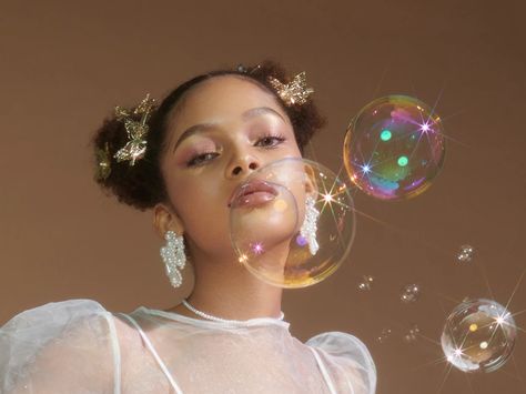 Bubble Photography Ideas, Bubble Portrait Photography, Bubbles Photoshoot Ideas, Bubble Photoshoot Ideas, Bubble Portrait, Dreamy Photoshoot Aesthetic, Bubbles Photoshoot, Bubble Photoshoot, Fairy Photoshoot