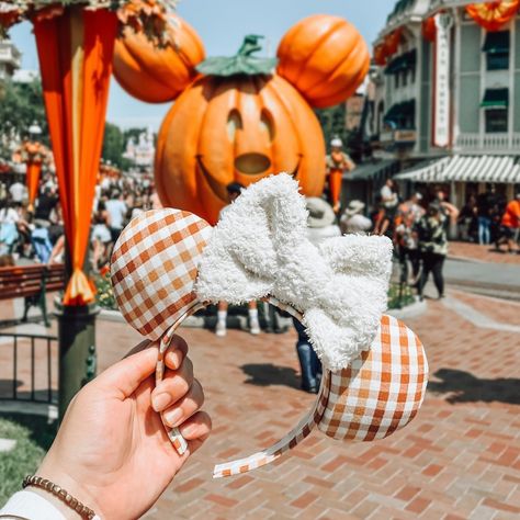 psl minnie mouse ears 🎃☕️ - these ears were some of my very first creations! I wanted to represent a pumpkin spice latte, with the plaid pattern of autumn colors and the soft ivory sherpa bow representing the whip cream or cold foam! what do you think of them? can you tell I love coffee 💀 I’ve made several coffee inspired ears… I just can’t help it, I will most likely make more soon 🥲 - #mickeypumpkin #psl #pumpkinspicelatte #minnieears #mickeyears #disneystyle #disneyhalloween #pump... Halloween Mouse, Mickey Pumpkin, Minnie Mouse Halloween, Headband White, Disney Dreams, Mouse Ears Headband, Autumn Halloween, Fall Plaid, Ears Headband