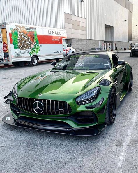 Green Mercedes, Mercedes Amg Gt R, Tmax Yamaha, Fast Sports Cars, Exclusive Cars, Benz Amg, Mercedes Benz Amg, Us Cars, Car Colors