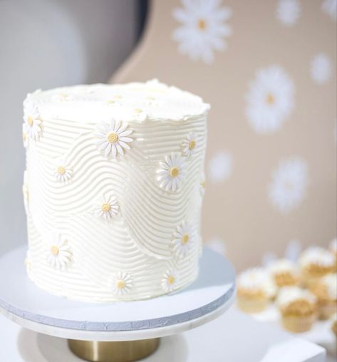 Cake Design Flowers, 1st Birthday Flower Cake, Daisy Birthday Cake Ideas, Daisy Themed Birthday Cake, Cake Daisy, Simple Daisy Cake, White Daisy Cake, Daisy Desserts, Daisy First Birthday Theme Cake