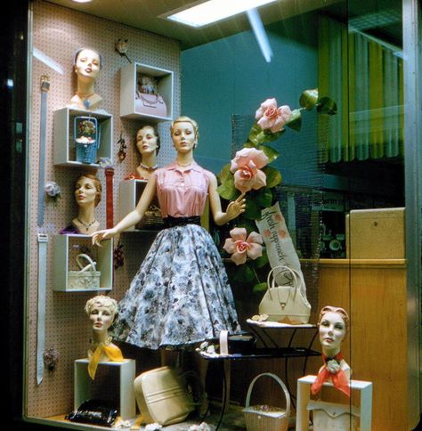 Vintage Store Ideas, Vintage Shop Display, Craft Fair Table, Store Mannequins, Fashion Window Display, Vintage Store Displays, Hollywood Blvd, Hair Salon Design, Mannequin Display